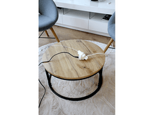 Charger l'image dans la galerie, Table ronde en bois avec câbles et une multiprise.