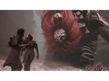 Charger l'image dans la galerie, Deux personnages dans un jeu, regardant une grande figure monstrueuse dans un environnement brumeux.