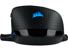 Charger l'image dans la galerie, Souris gaming noire avec des accents bleus et le logo Corsair sur une surface blanche.