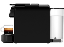 Charger l'image dans la galerie, Machine à café Nespresso noire avec une tasse de café à gauche et un réservoir d'eau à droite.