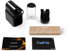 Charger l'image dans la galerie, Machine Nespresso noire et accessoires : réservoir d'eau, porte-capsules, boîte et manuels affichés.