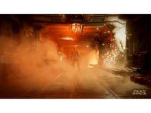 Charger l'image dans la galerie, Une scène d'intérieur avec une figure dans un environnement sombre, avec un logo 'Dead Space'.