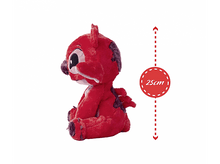 Charger l'image dans la galerie, Peluche rouge Stitch, vue latérale, avec une étiquette de 25cm pour la hauteur.