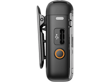 Charger l'image dans la galerie, Un petit appareil audio noir avec un clip, un port USB et un bouton.