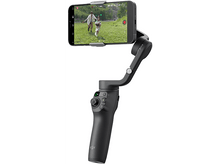 Charger l'image dans la galerie, Une nacelle DJI Osmo Mobile noire tenant un téléphone, montrant une vidéo d'une famille.