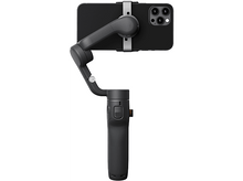 Charger l'image dans la galerie, Téléphone noir monté sur un stabilisateur à cardan noir et gris, maintenu verticalement.