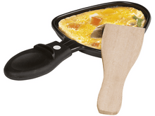 Charger l'image dans la galerie, Petite poêle avec une omelette cuite et une spatule en bois. L'omelette contient des légumes.