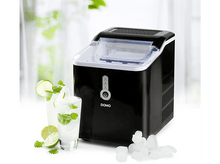 Charger l'image dans la galerie, Machine à glaçons noire avec deux verres de cocktails, menthe et citron vert, sur fond blanc.