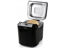 Charger l'image dans la galerie, Une machine à pain noire avec le couvercle ouvert. À l'intérieur se trouve un pain. Il y a un panneau de commande.