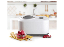 Charger l'image dans la galerie, Machine à glace blanche avec bol de glace et baies, cuisine floue en arrière-plan.