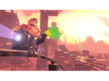 Charger l'image dans la galerie, Donkey Kong et un ami actionnent une arme, tirant de l'énergie violette et verte. L'arrière-plan montre un paysage rouge sous un ciel jaune.