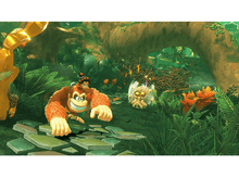 Charger l'image dans la galerie, Donkey Kong avec Diddy Kong sur son dos, dans un cadre de jungle. Il y a un chemin de pierre au premier plan et un ennemi stylisé en arrière-plan.