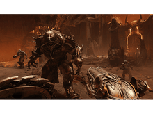 Charger l'image dans la galerie, Vue à la première personne d'une scène de jeu vidéo avec un monstre démoniaque et d'autres personnages dans un cadre sombre.