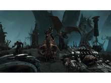 Charger l'image dans la galerie, Vue à la première personne d'un jeu vidéo. Ennemis en arrière-plan, joueur tenant une arme au premier plan.