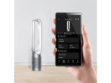 Charger l'image dans la galerie, Une personne tenant un smartphone affichant une interface de purificateur d'air.