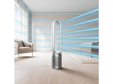 Charger l'image dans la galerie, Ventilateur blanc et argenté soufflant de l'air dans une pièce avec un lit et une chaise.