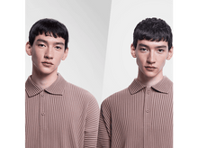 Charger l'image dans la galerie, Deux hommes asiatiques portant des polos plissés beiges, cheveux noirs courts, regardant la caméra, sur fond blanc.