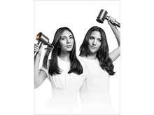 Charger l'image dans la galerie, Deux femmes aux cheveux longs tiennent des sèche-cheveux. L'une se sèche les cheveux. Les deux portent des chemises blanches sur fond blanc.