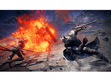 Charger l'image dans la galerie, Scène de bataille d'un jeu vidéo avec deux personnages se battant, entourés de feu.