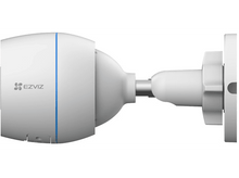 Charger l'image dans la galerie, Caméra de sécurité EZVIZ blanche montée sur un mur.