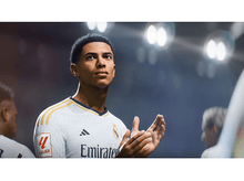 Charger l'image dans la galerie, Un joueur de football en maillot blanc, applaudissant, avec un arrière-plan de stade.