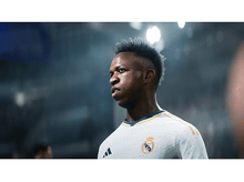 Charger l'image dans la galerie, Joueur de football en maillot blanc, regardant sur le côté, arrière-plan flou.