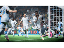 Charger l'image dans la galerie, Footballeur en maillot blanc courant vers le but, autres joueurs en arrière-plan.