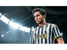 Charger l'image dans la galerie, Joueur de foot en maillot rayé. Lumières du stade en arrière-plan. Le joueur regarde à droite.