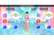 Charger l'image dans la galerie, Un écran de jeu vidéo montrant une femme combattant. Il y a des scores, le temps et des effets.