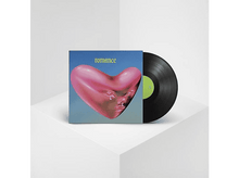 Charger l'image dans la galerie, Pochette d'album avec un cœur rose, un disque vinyle à côté, sur un cube blanc.