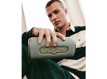 Charger l'image dans la galerie, Homme tenant un haut-parleur gris avec boutons ; homme en arrière-plan.