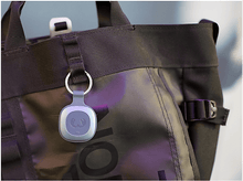 Charger l'image dans la galerie, Deux vues d'un tracker. L'une montre le côté, l'autre le trou du porte-clés.