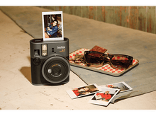 Charger l'image dans la galerie, Appareil photo Instax mini 41 avec des lunettes de soleil et des photos.