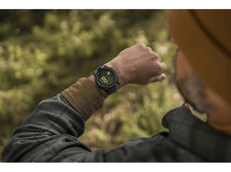 Homme regardant une montre intelligente à son poignet.