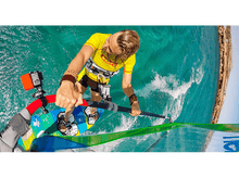 Charger l'image dans la galerie, Vue plongeante d'un véliplanchiste sur l'eau, tenant une voile, prise de face.