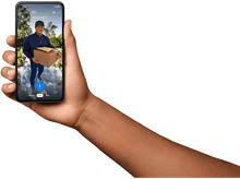 Charger l'image dans la galerie, Une main tenant un téléphone affichant une vidéo.