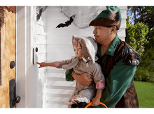 Charger l'image dans la galerie, Un homme en costume de Robin des Bois et un enfant en costume de lapin devant une porte.