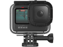 Charger l'image dans la galerie, Caméra GoPro noire dans un boîtier étanche, écran visible.