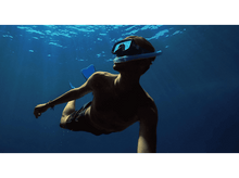 Charger l'image dans la galerie, Une personne fait de la plongée avec tuba sous l'eau, avec un masque et des palmes. L'eau est bleue.