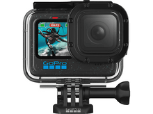 Charger l'image dans la galerie, Caméra GoPro dans un boîtier étanche, affichant une vidéo à l'écran, montée sur une base noire avec une sangle.