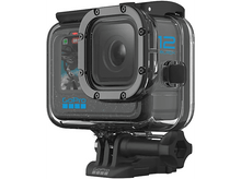 Charger l'image dans la galerie, Caméra GoPro dans un boîtier étanche transparent, affichant un écran avec vidéo, montée sur une base noire.