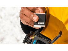 Charger l'image dans la galerie, Dos du bracelet de montre intelligente élégant jaune et noir avec des capteurs.