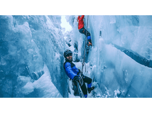 Charger l'image dans la galerie, Deux personnes font de l'escalade sur glace dans une crevasse étroite. L'un prend un selfie.