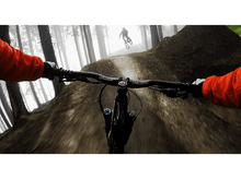 Charger l'image dans la galerie, VTT sur sentier, vers la caméra, autre cycliste en arrière-plan.