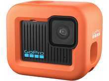 Charger l'image dans la galerie, Caméra GoPro orange dans un étui de protection, lentille et logo noirs, isolée sur blanc.