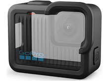 Charger l'image dans la galerie, Caméra GoPro noire dans un étui de protection, montrant l'objectif et le logo GoPro.