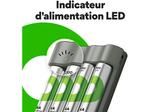 Charger l'image dans la galerie, Chargeur de piles AA avec quatre piles AA. Le chargeur est gris, et les piles sont vertes et blanches.