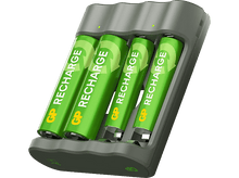 Charger l'image dans la galerie, Chargeur de batterie avec quatre piles AA vertes. Texte GP Recharge sur les piles. Fond sombre.