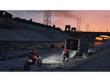 Charger l'image dans la galerie, Motocyclistes sortant d'un camion près d'une rivière. Fond de coucher de soleil.