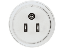 Charger l'image dans la galerie, Prise intelligente blanche, prise à deux broches visible, isolée sur fond blanc.